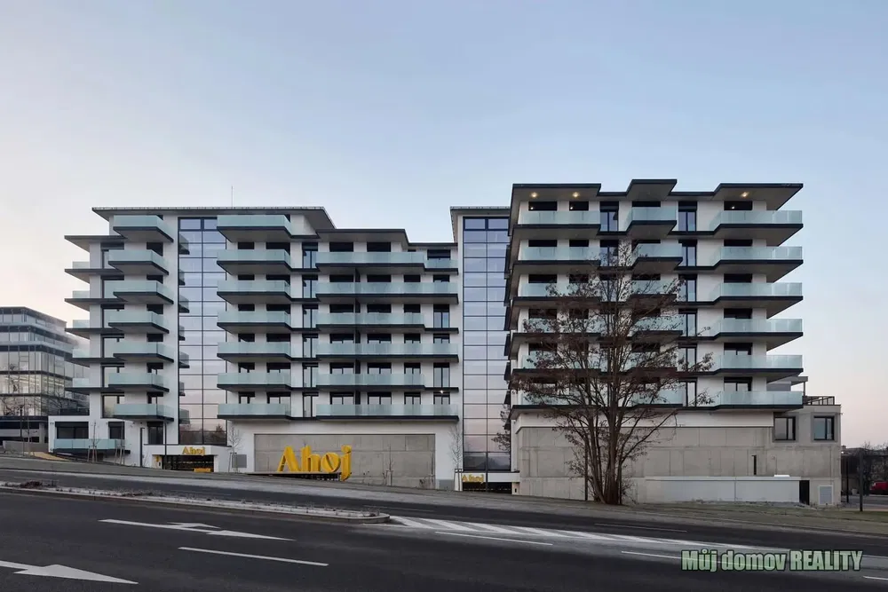 Kuchnia; sprzęt kuchenny, podłoga drewniana, światło dzienne, styl nowoczesny