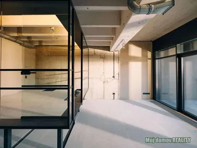 Salon; podłoga drewniana, światło dzienne, styl nowoczesny