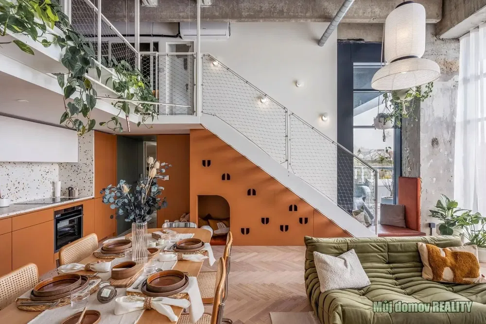 Kuchnia; sprzęt kuchenny, podłoga drewniana, światło dzienne, styl nowoczesny