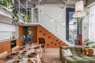 Kuchnia; sprzęt kuchenny, podłoga drewniana, światło dzienne, styl nowoczesny