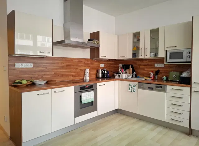 Кухня; кухненски уреди, дървен под, естествена светлина, модерен стил