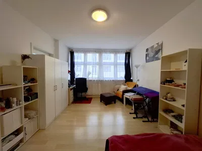 Кухня; кухненски уреди, дървен под, естествена светлина, модерен стил