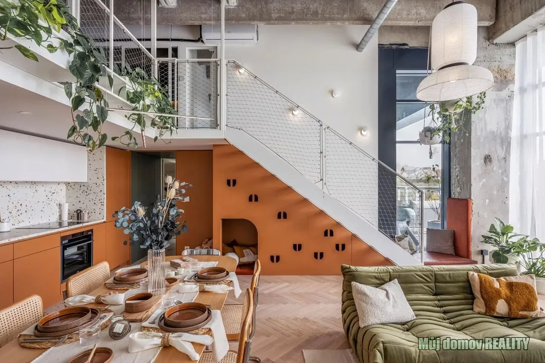 Salon; podłoga drewniana, światło dzienne, styl nowoczesny