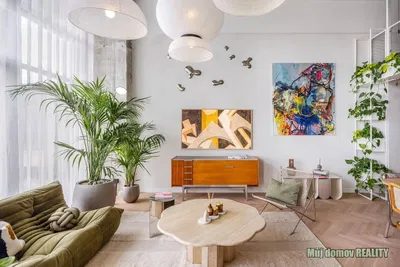 Salon; podłoga drewniana, światło dzienne, styl nowoczesny, wysokie sufity