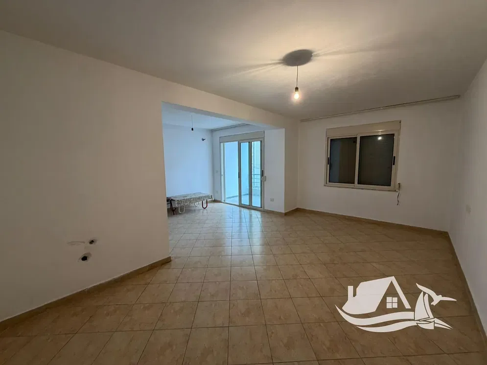 Mutfak; mutfak aletleri, ahşap zemin, doğal ışık, modern stil