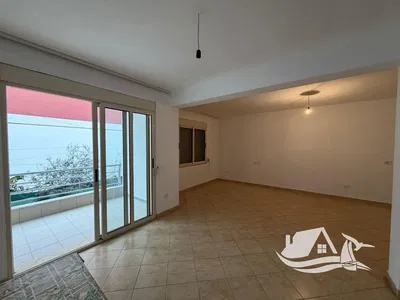 Oturma odası; ahşap zemin, doğal ışık, modern stil