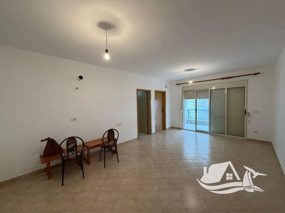 Mutfak; mutfak aletleri, ahşap zemin, doğal ışık, modern stil