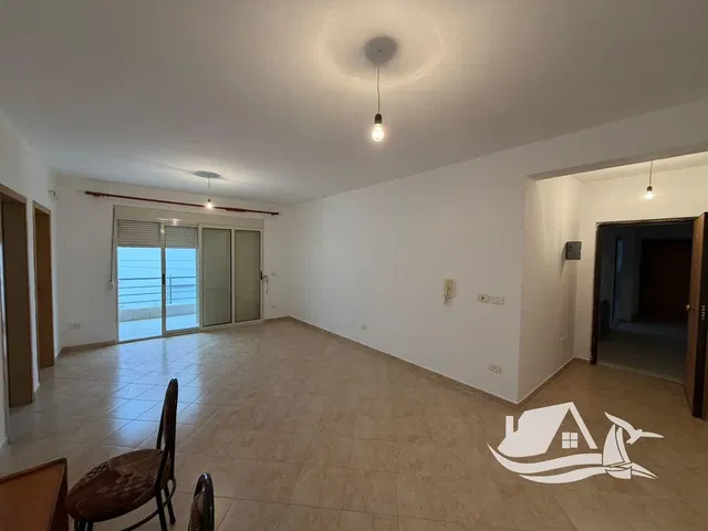 Cucina; elettrodomestici, pavimento in legno, luce naturale, stile moderno