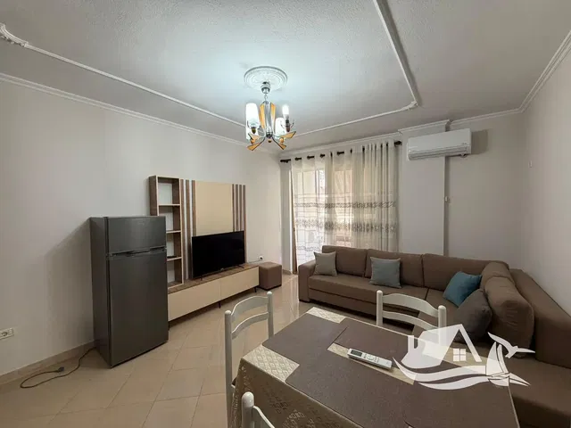 Cucina; elettrodomestici, pavimento in legno, luce naturale, stile moderno