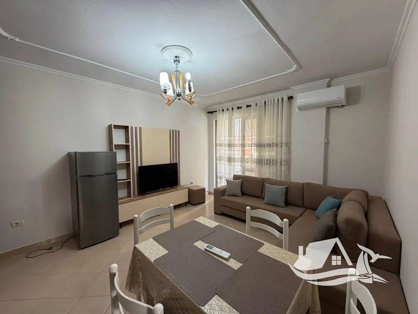 Mutfak; mutfak aletleri, ahşap zemin, doğal ışık, modern stil