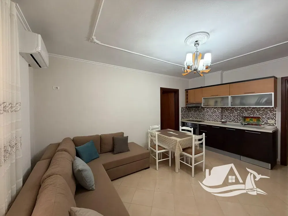 Mutfak; mutfak aletleri, ahşap zemin, doğal ışık, modern stil