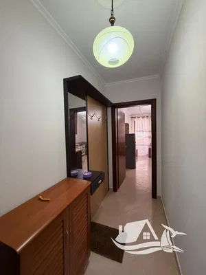 Mutfak; mutfak aletleri, ahşap zemin, doğal ışık, modern stil