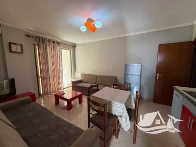 Oturma odası; ahşap zemin, doğal ışık, modern stil