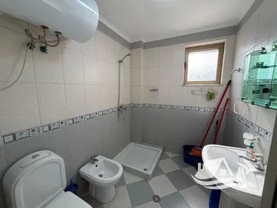 Mutfak; mutfak aletleri, ahşap zemin, doğal ışık, modern stil