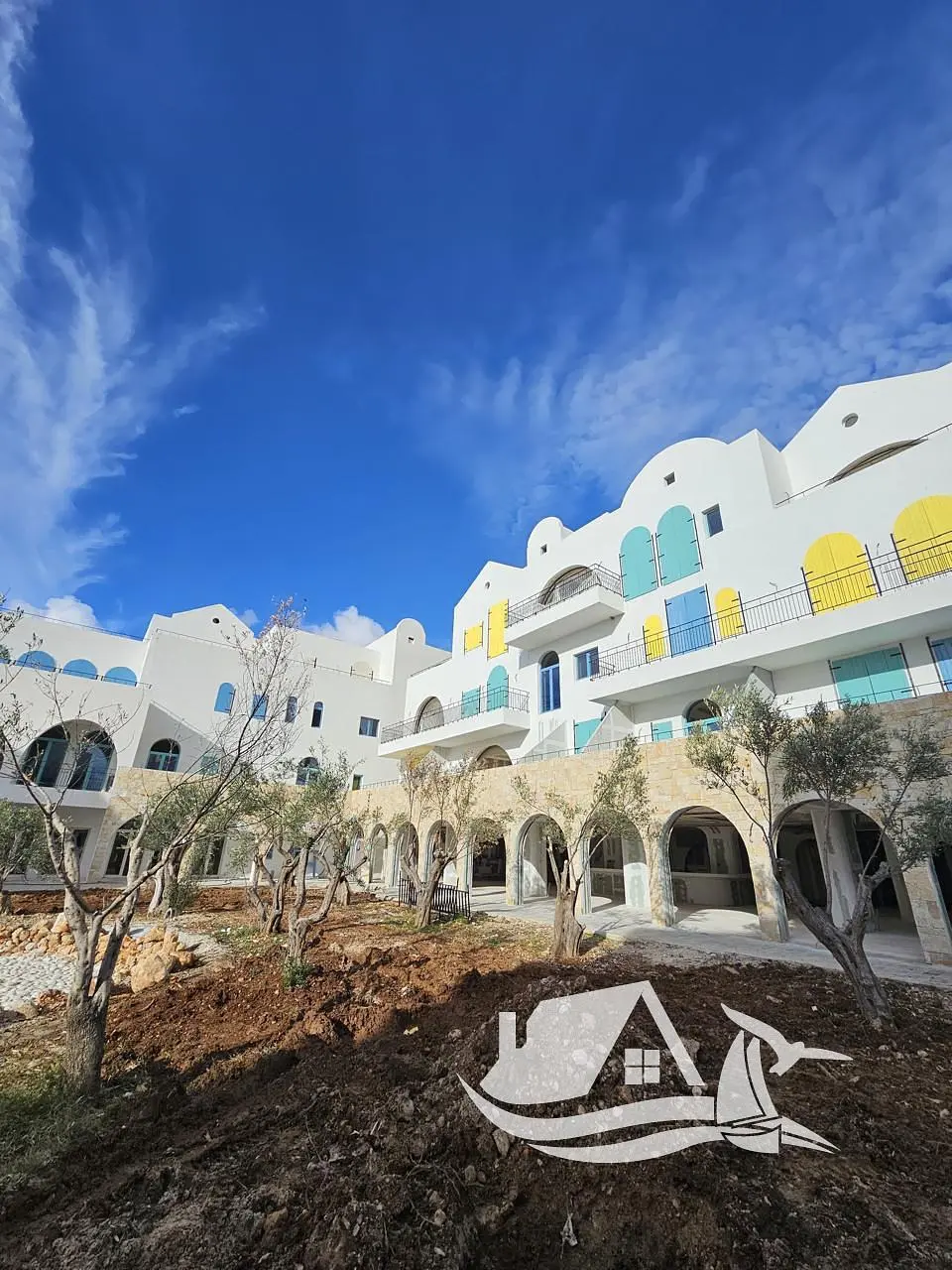 Mutfak; mutfak aletleri, ahşap zemin, doğal ışık, modern stil