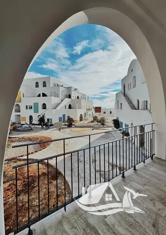 Cucina; elettrodomestici, pavimento in legno, luce naturale, stile moderno