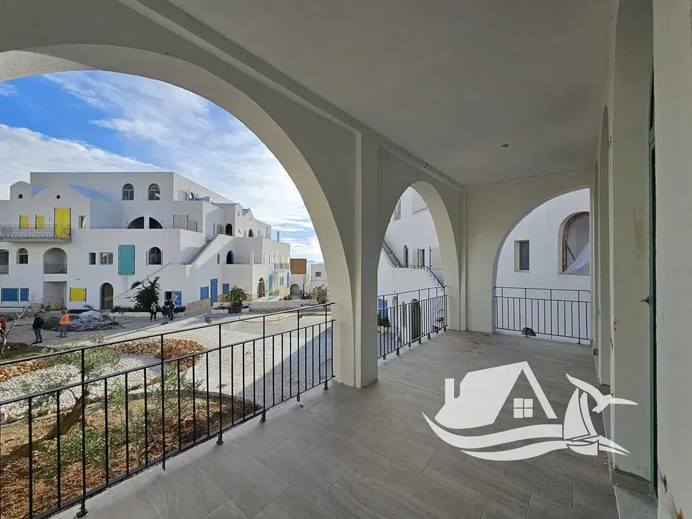 Mutfak; mutfak aletleri, ahşap zemin, doğal ışık, modern stil