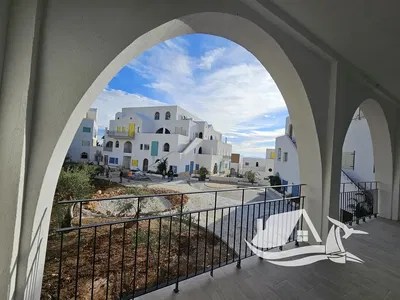 Mutfak; mutfak aletleri, ahşap zemin, doğal ışık, modern stil