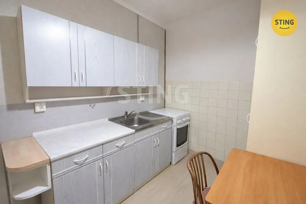 Кухня; кухненски уреди, дървен под, естествена светлина, модерен стил