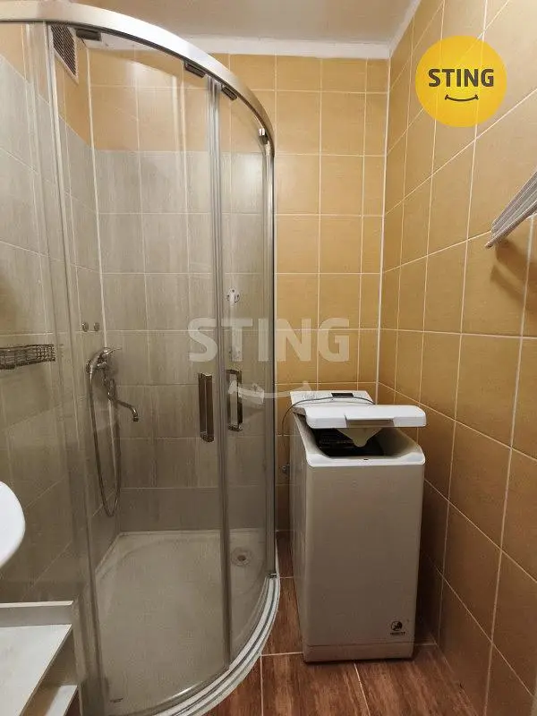 Кухня; кухненски уреди, дървен под, естествена светлина, модерен стил