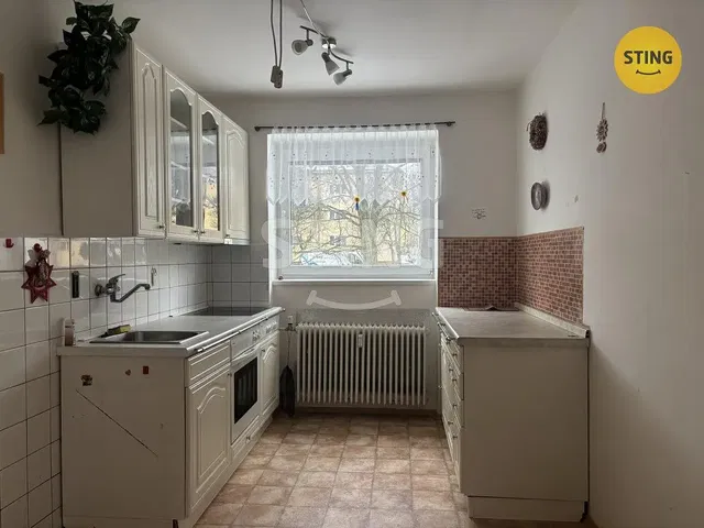 Кухня; кухненски уреди, дървен под, естествена светлина, модерен стил