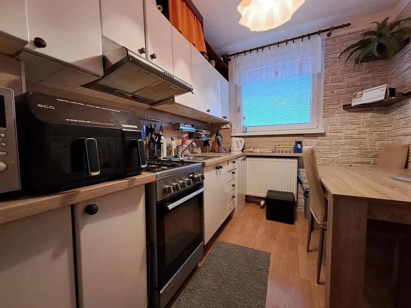 Cuisine; électroménager, parquet, lumière naturelle, style moderne