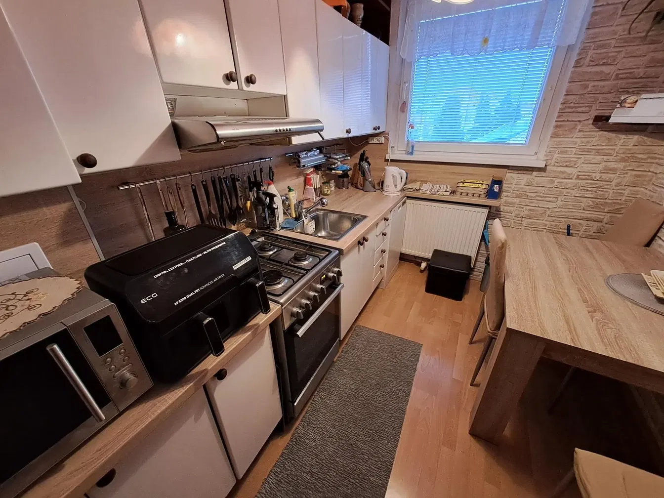 Cuisine; électroménager, carrelage, lumière naturelle, style moderne