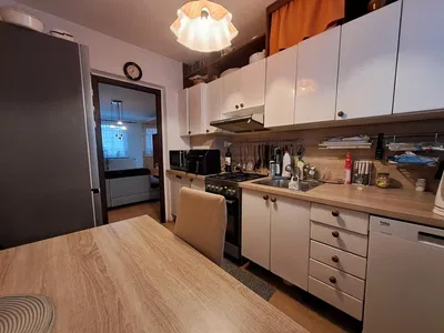 Cuisine; électroménager, parquet, lumière naturelle, style moderne