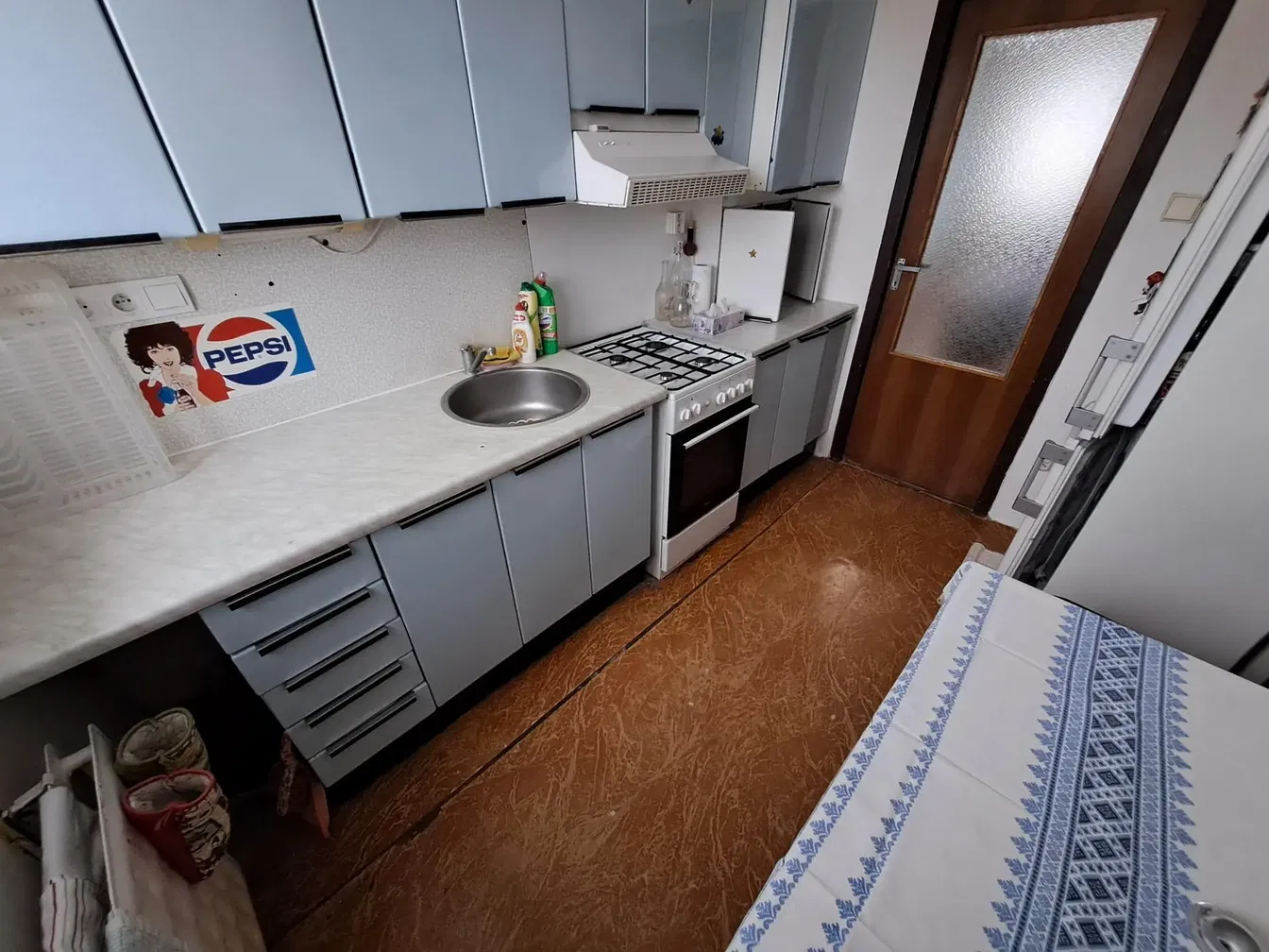 Cuisine; électroménager, parquet, lumière naturelle, style moderne