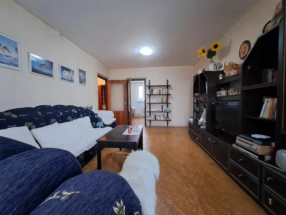 Cuisine; électroménager, parquet, lumière naturelle, style moderne