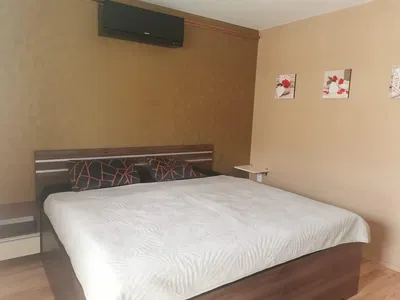 Cuisine; électroménager, carrelage, lumière naturelle, style moderne