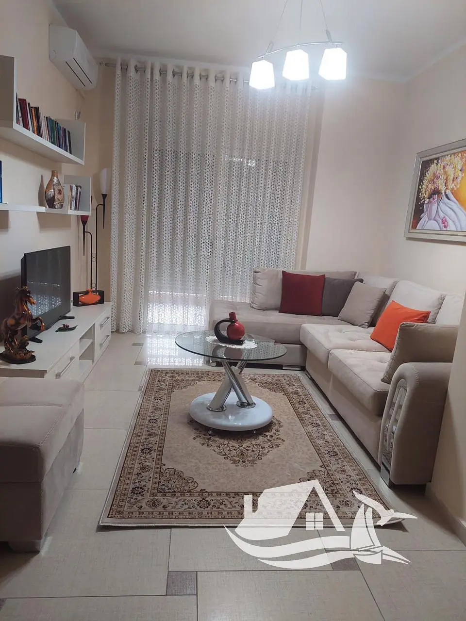 Mutfak; mutfak aletleri, ahşap zemin, doğal ışık, modern stil