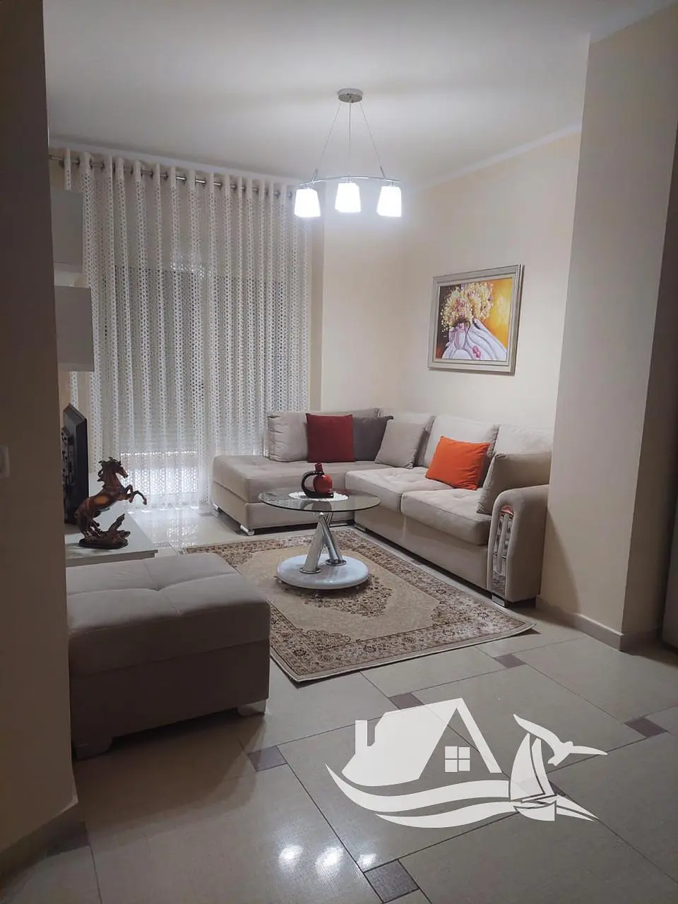 Mutfak; mutfak aletleri, ahşap zemin, doğal ışık, modern stil