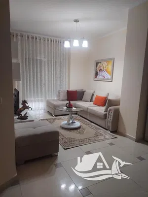 Mutfak; mutfak aletleri, ahşap zemin, doğal ışık, modern stil