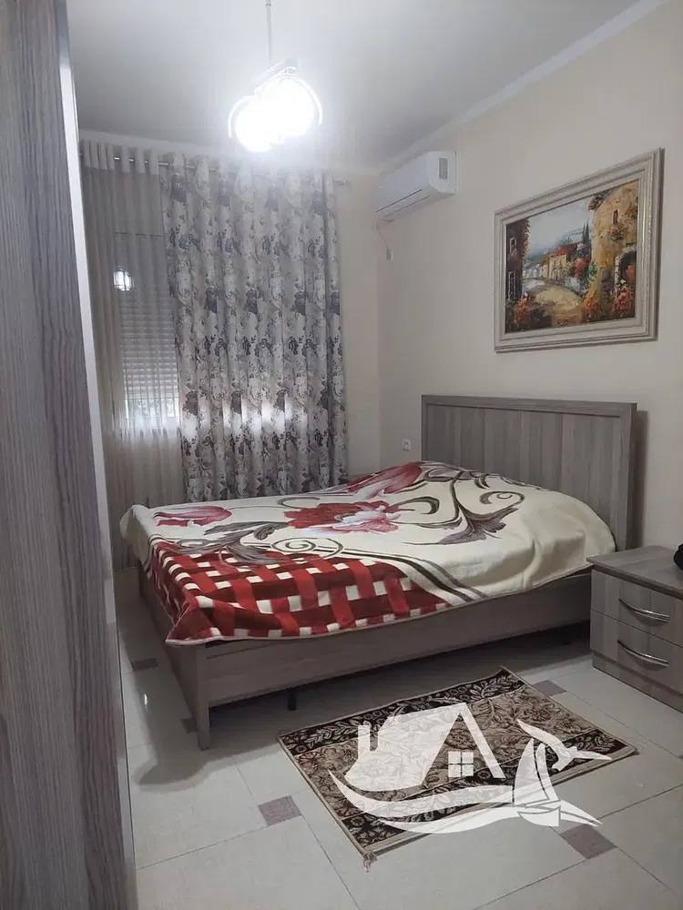 Mutfak; mutfak aletleri, ahşap zemin, doğal ışık, modern stil