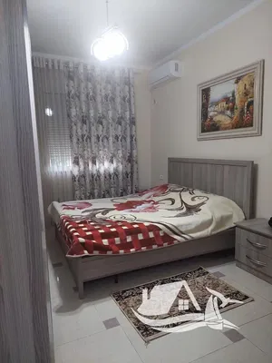 Mutfak; mutfak aletleri, ahşap zemin, doğal ışık, modern stil