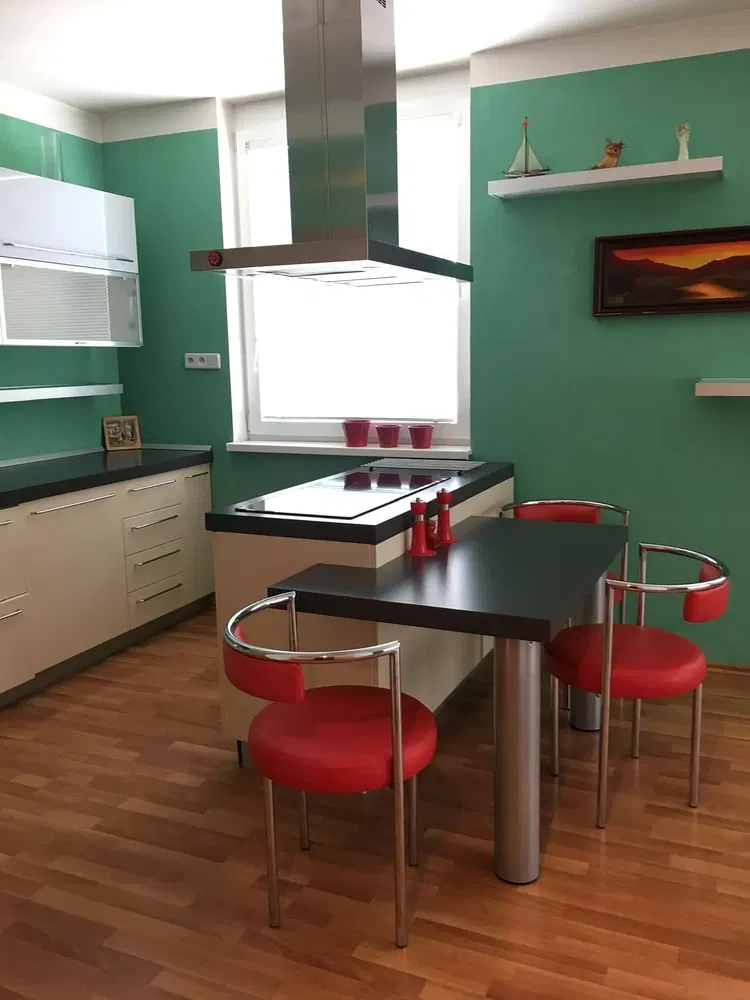 Küche; küchengeräte, holzboden, tageslicht, moderner stil