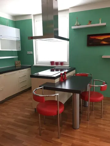 Küche; küchengeräte, holzboden, tageslicht, moderner stil