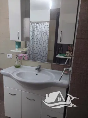 Oturma odası; ahşap zemin, doğal ışık, modern stil, yüksek tavan