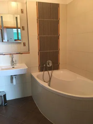 Küche; küchengeräte, holzboden, tageslicht, moderner stil