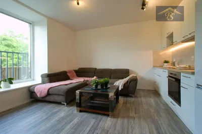 Obývací pokoj; dřevěná podlaha, přirozené světlo, moderní styl