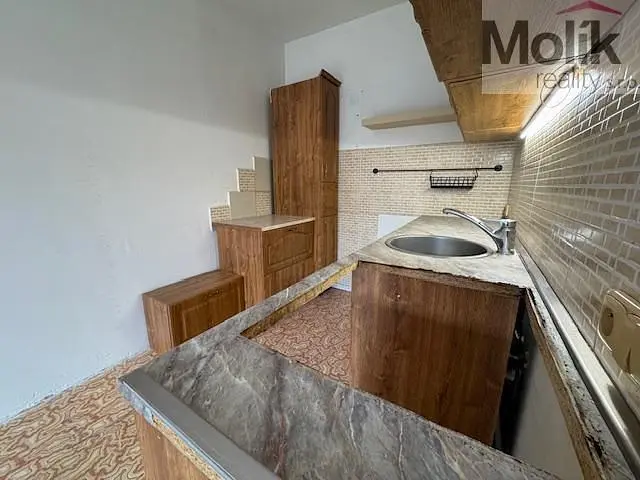 Kuhinja; kućanski aparati, drveni pod, prirodna svjetlost, moderan stil