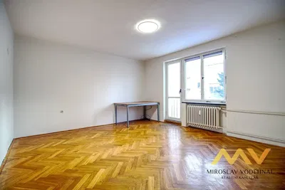 Дневна соба; дрвени под, природно светло