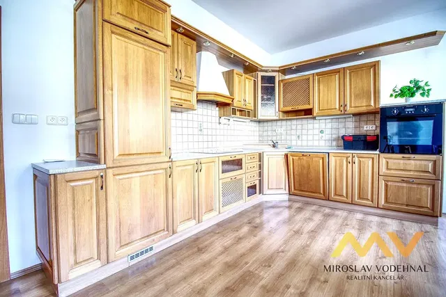 Salón; suelo de madera, luz natural, estilo moderno