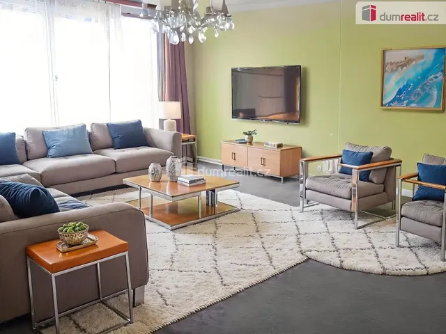 Salón; suelo de madera, luz natural, estilo moderno, techos altos