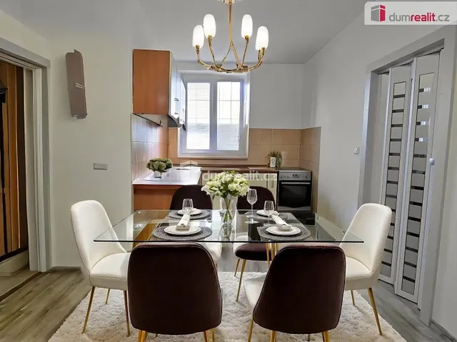 Cocina; electrodomésticos, suelo de madera, luz natural, estilo moderno