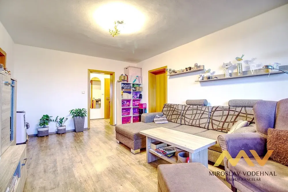 Cuisine; électroménager, parquet, lumière naturelle, style moderne