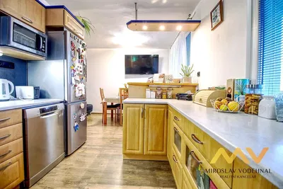 Cuisine; électroménager, parquet, lumière naturelle, style moderne