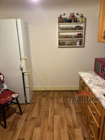 Cuisine; électroménager, parquet, lumière naturelle, style moderne