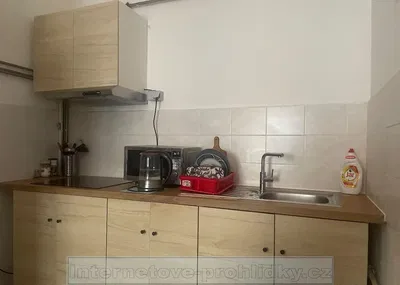 Kuchnia; sprzęt kuchenny, podłoga drewniana, światło dzienne, styl nowoczesny